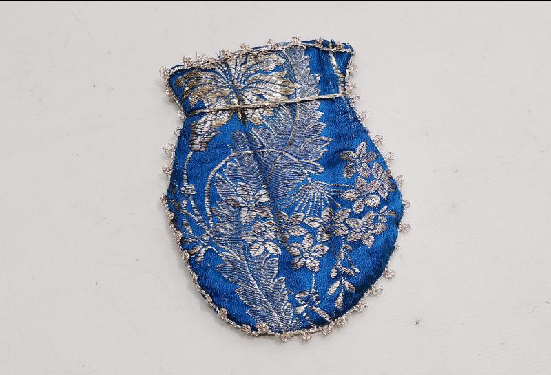 OSMANLI DÖNEMİ GÜMÜŞ SIRMA İŞLEMELİ MAVİ RENKLİ İPEK ELMASİYE KESE