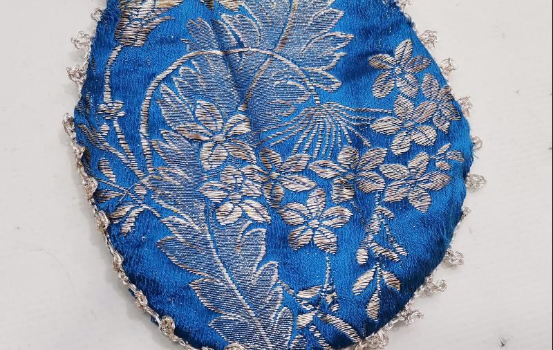 OSMANLI DÖNEMİ GÜMÜŞ SIRMA İŞLEMELİ MAVİ RENKLİ İPEK ELMASİYE KESE