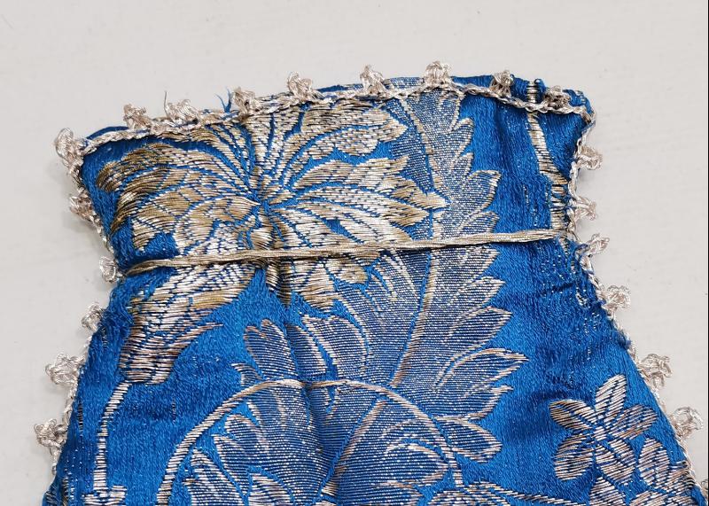 OSMANLI DÖNEMİ GÜMÜŞ SIRMA İŞLEMELİ MAVİ RENKLİ İPEK ELMASİYE KESE