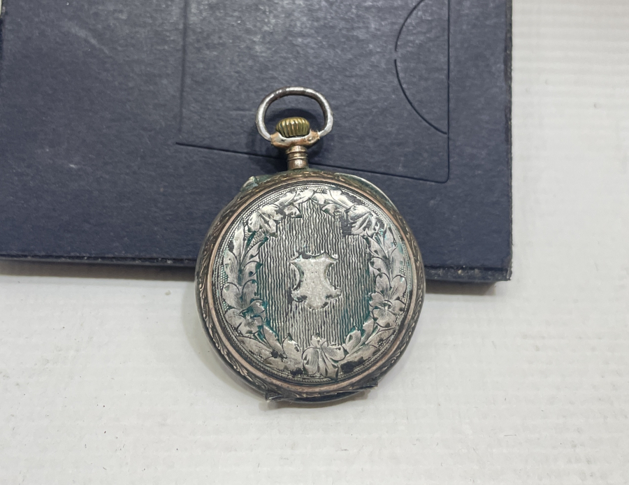 1900 BAŞLARI GÜMÜŞ KASA DOLAPLI MODEL KURMALI CEP SAATİ