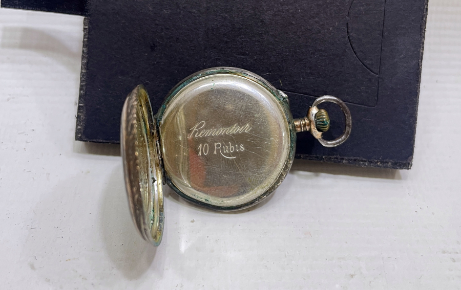 1900 BAŞLARI GÜMÜŞ KASA DOLAPLI MODEL KURMALI CEP SAATİ