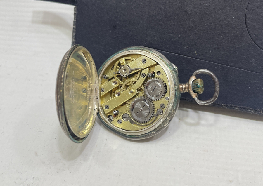 1900 BAŞLARI GÜMÜŞ KASA DOLAPLI MODEL KURMALI CEP SAATİ