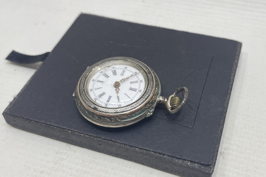 1900 BAŞLARI GÜMÜŞ KASA DOLAPLI MODEL KURMALI CEP SAATİ