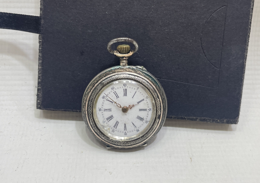 1900 BAŞLARI GÜMÜŞ KASA DOLAPLI MODEL KURMALI CEP SAATİ