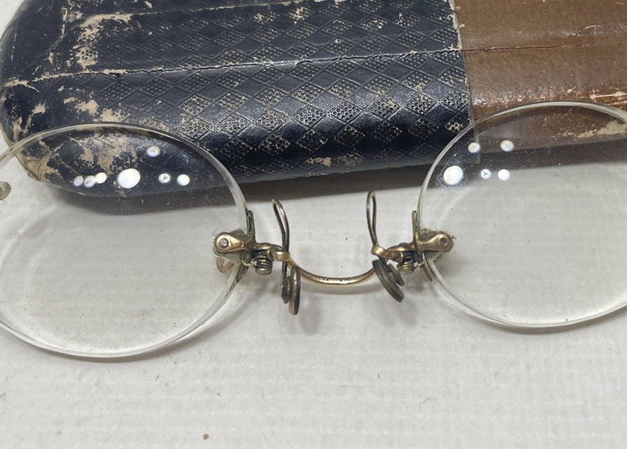 ORJİNAL KUTUSUNDA ANTİKA ALTIN KAPLAMA TÜCCAR GÖZLÜĞÜ