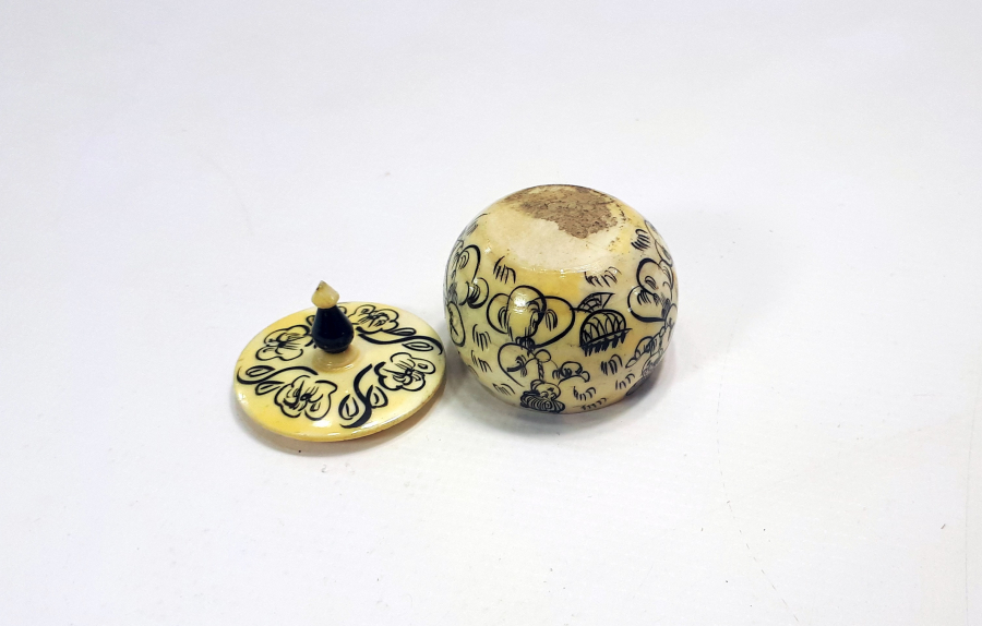 ÜZERİ MİNYATÜRLÜ ÖZEL YAPIM KAPAKLI ANTİKA KEMİK HOKKA