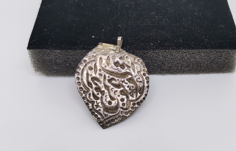 ÜZERİNDE BESMELE-İ ŞERİF YAZILI OSMANLI DÖNEMİ GÜMÜŞ NAZAR KOLYESİ