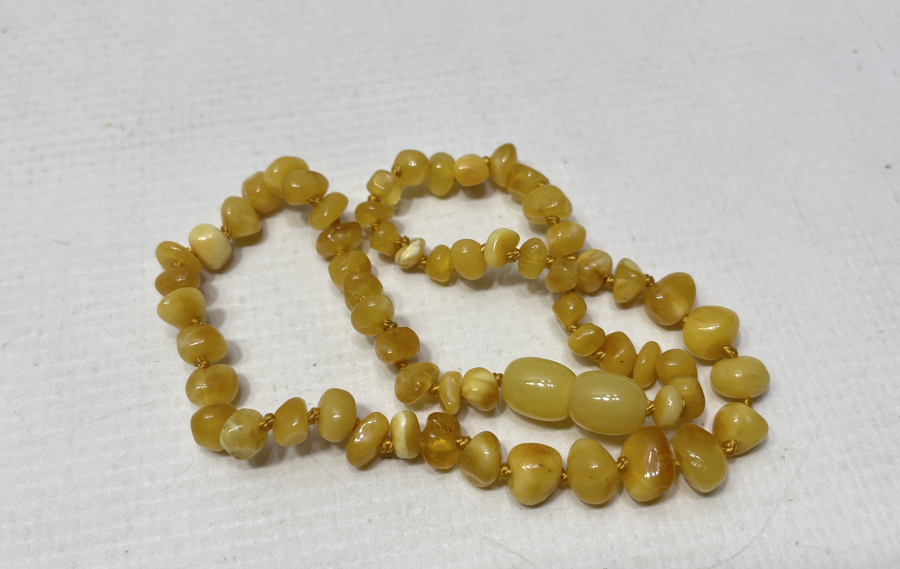 DAMLA KEHRİBARDAN YAPILMIŞ BEBEK DİŞ KOLYESİ