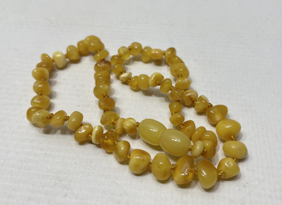 DAMLA KEHRİBARDAN YAPILMIŞ BEBEK DİŞ KOLYESİ