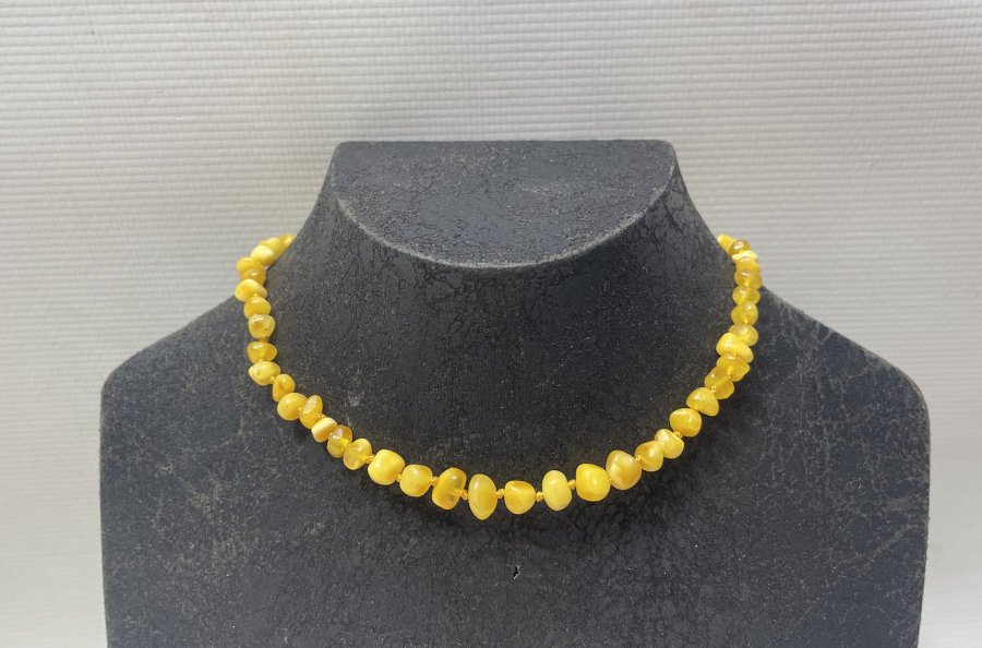 DAMLA KEHRİBARDAN YAPILMIŞ BEBEK DİŞ KOLYESİ