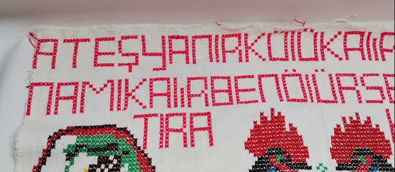 HOROZ RESİMLERİYLE SÜSLÜ ÖZLÜ SÖZ YAZILI KANAVİÇE DUVAR PANOSU