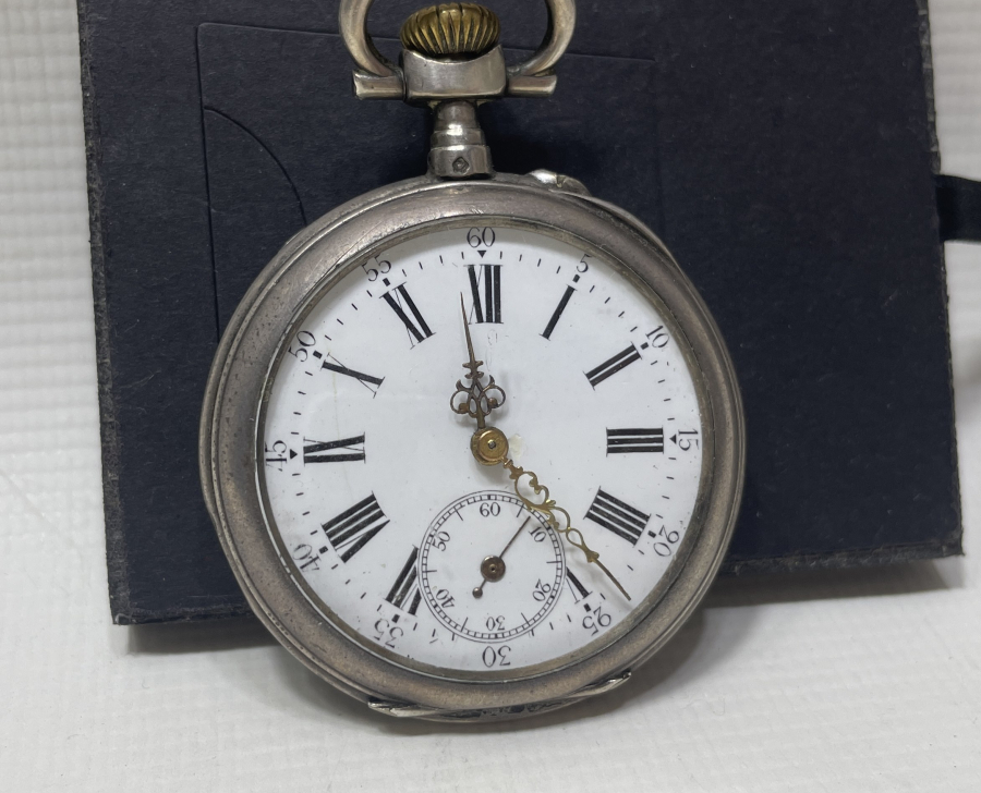 KALEM İŞÇİLİKLİ GÜMÜŞ KASALI KURMALI DOLAPLI MODEL ANTİKA CEP SAATİ