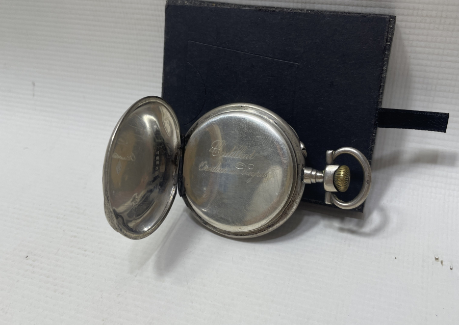 KALEM İŞÇİLİKLİ GÜMÜŞ KASALI KURMALI DOLAPLI MODEL ANTİKA CEP SAATİ