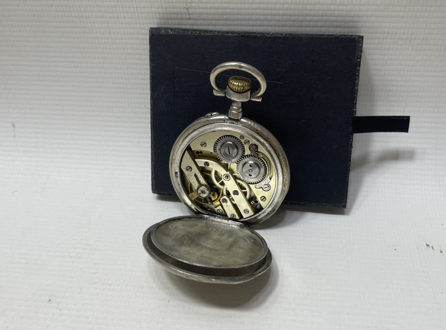 KALEM İŞÇİLİKLİ GÜMÜŞ KASALI KURMALI DOLAPLI MODEL ANTİKA CEP SAATİ