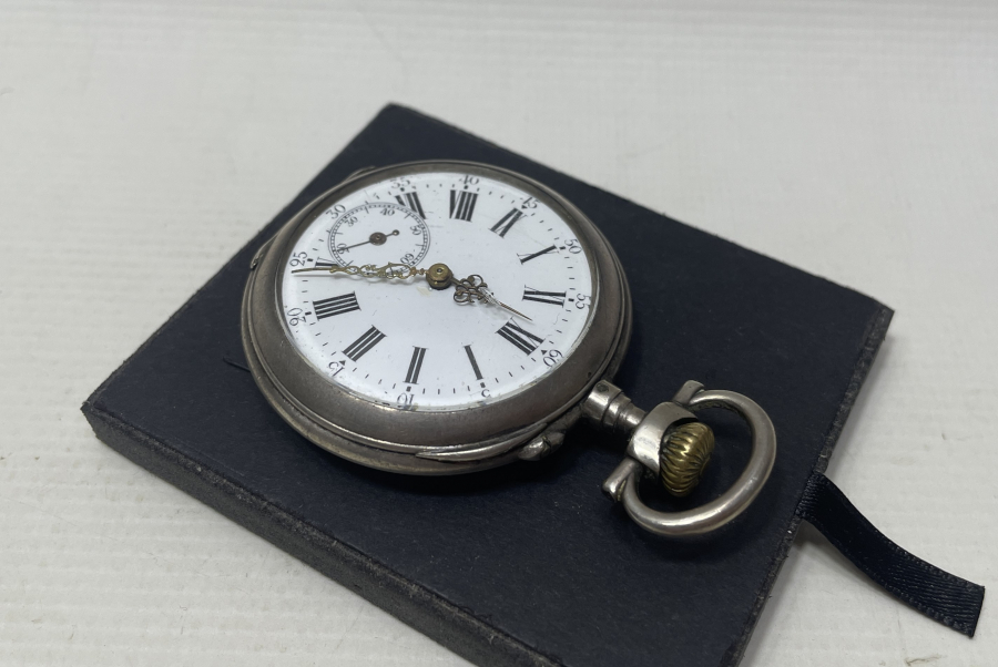 KALEM İŞÇİLİKLİ GÜMÜŞ KASALI KURMALI DOLAPLI MODEL ANTİKA CEP SAATİ