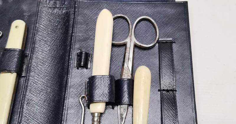 KUTUSUNDA FİLDİŞİ SAPLI ANTİKA MANİKÜR PEDİKÜR SETİ