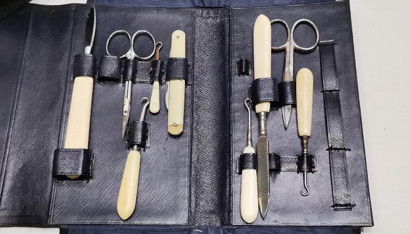 KUTUSUNDA FİLDİŞİ SAPLI ANTİKA MANİKÜR PEDİKÜR SETİ