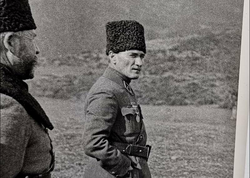 BÜYÜK BOY KALPAKLI ATATÜRK FOTOĞRAFI