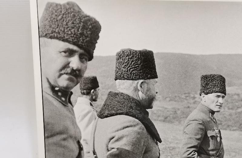 BÜYÜK BOY KALPAKLI ATATÜRK FOTOĞRAFI