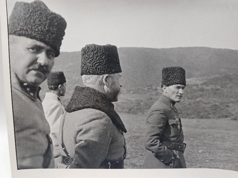 BÜYÜK BOY KALPAKLI ATATÜRK FOTOĞRAFI