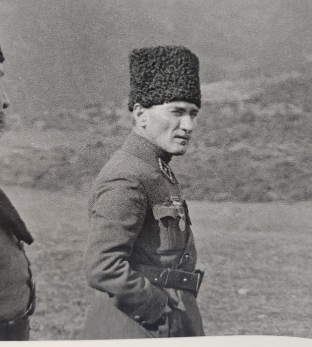 BÜYÜK BOY KALPAKLI ATATÜRK FOTOĞRAFI
