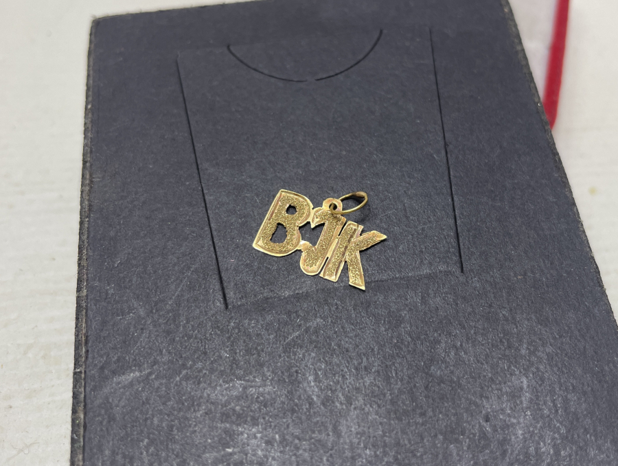 BJK - BEŞİKTAŞ YAZILI TAMAMI EL YAPIMI TESTERE İŞÇİLİKLİ ALTIN KOLYE UCU