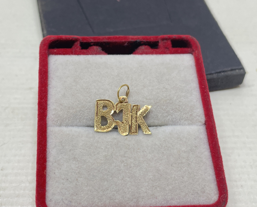 BJK - BEŞİKTAŞ YAZILI TAMAMI EL YAPIMI TESTERE İŞÇİLİKLİ ALTIN KOLYE UCU