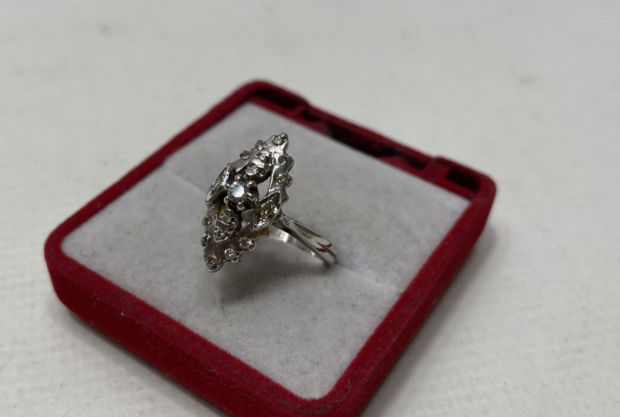 MEKİK FORMUNDA YAPILMIŞ PIRLANTA TAŞLI ANTİKA YÜZÜK