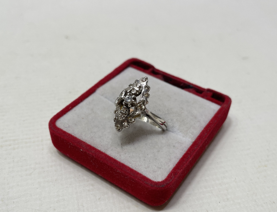 MEKİK FORMUNDA YAPILMIŞ PIRLANTA TAŞLI ANTİKA YÜZÜK