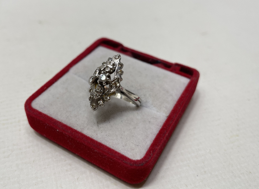 MEKİK FORMUNDA YAPILMIŞ PIRLANTA TAŞLI ANTİKA YÜZÜK