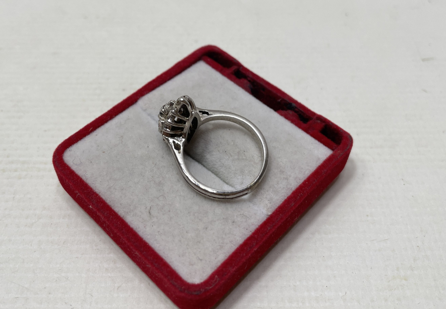 MEKİK FORMUNDA YAPILMIŞ PIRLANTA TAŞLI ANTİKA YÜZÜK