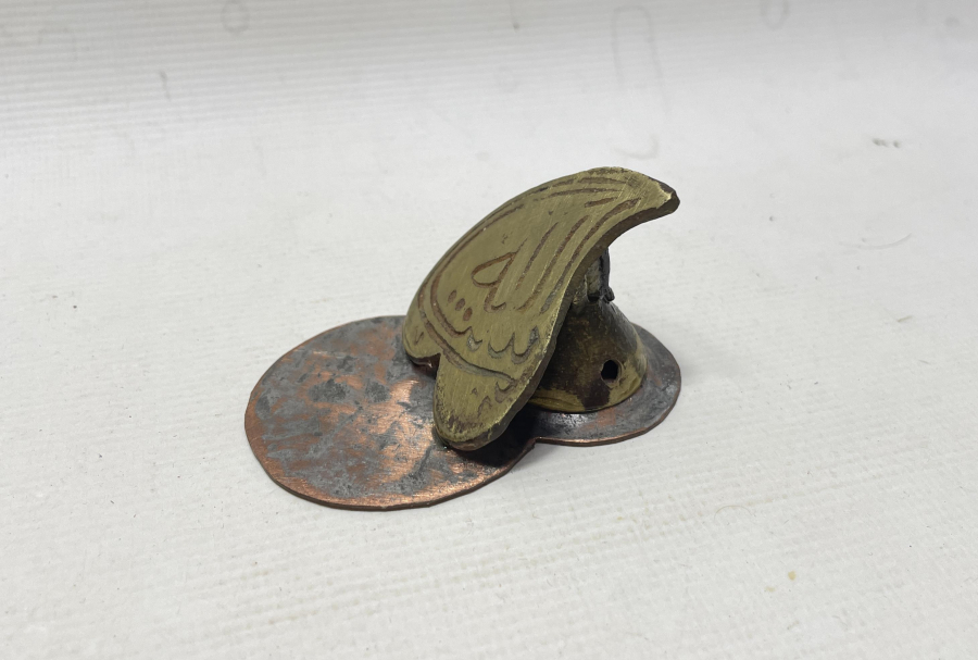 OSMANLI DÖNEMİ ÜZERİ OSMANLICA YAZILI SÜVARİ AT DÖŞLÜĞÜNDEN YAPILMIŞ MASA ÜSTÜ OBJESİ