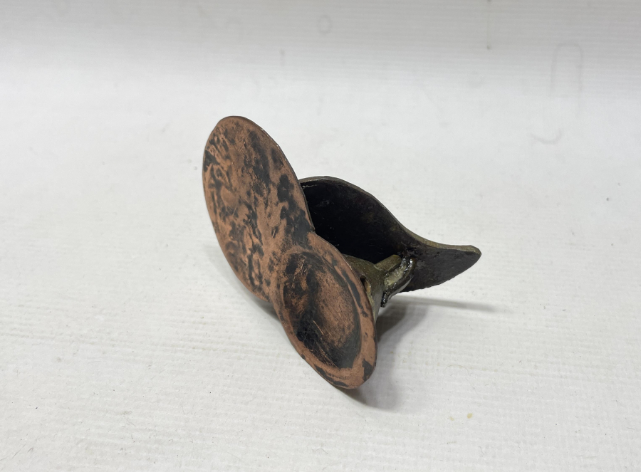 OSMANLI DÖNEMİ ÜZERİ OSMANLICA YAZILI SÜVARİ AT DÖŞLÜĞÜNDEN YAPILMIŞ MASA ÜSTÜ OBJESİ