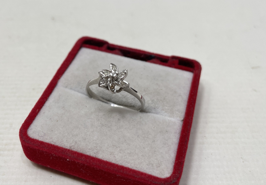 RÜZGAR GÜLÜ FORMUNDA YAPILMIŞ PIRLANTA YÜZÜK