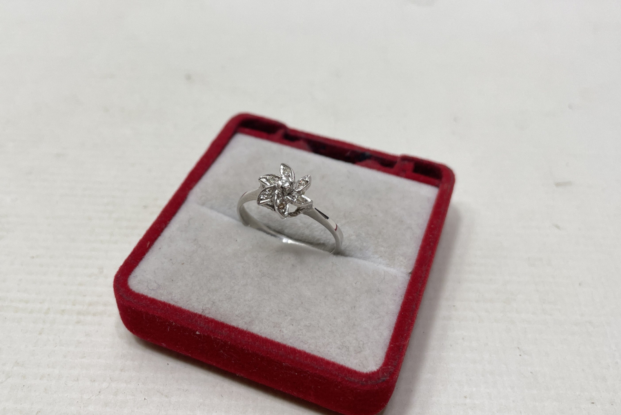 RÜZGAR GÜLÜ FORMUNDA YAPILMIŞ PIRLANTA YÜZÜK