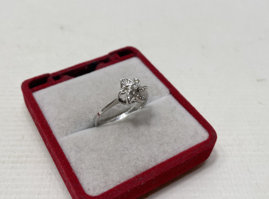 RÜZGAR GÜLÜ FORMUNDA YAPILMIŞ PIRLANTA YÜZÜK