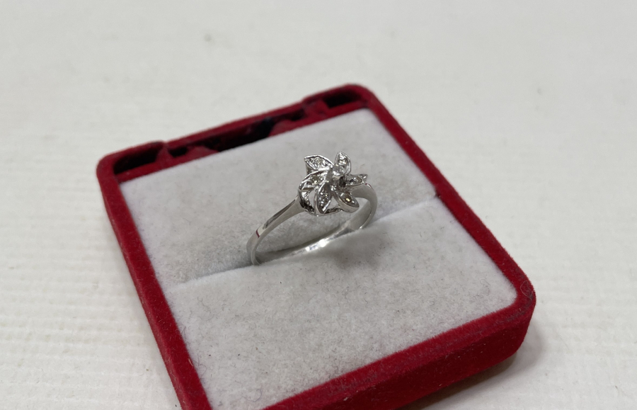 RÜZGAR GÜLÜ FORMUNDA YAPILMIŞ PIRLANTA YÜZÜK