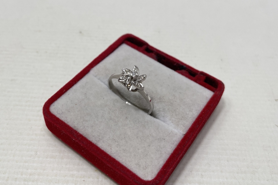 RÜZGAR GÜLÜ FORMUNDA YAPILMIŞ PIRLANTA YÜZÜK