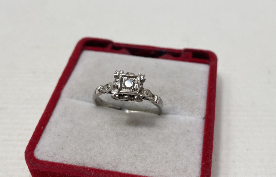 TEKTAŞ MODELİ ANTİKA PIRLANTA YÜZÜK