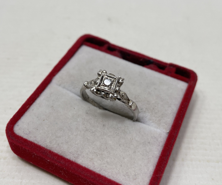 TEKTAŞ MODELİ ANTİKA PIRLANTA YÜZÜK