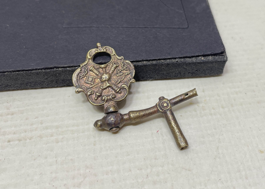 ÜZERİNDE OSMANLI DEVLET ARMASI FORMUNDA TOPÇU ARMASI BULUNAN ÇOK NADİR SUBAY PRİOR CEP SAATİ ANAHTARI