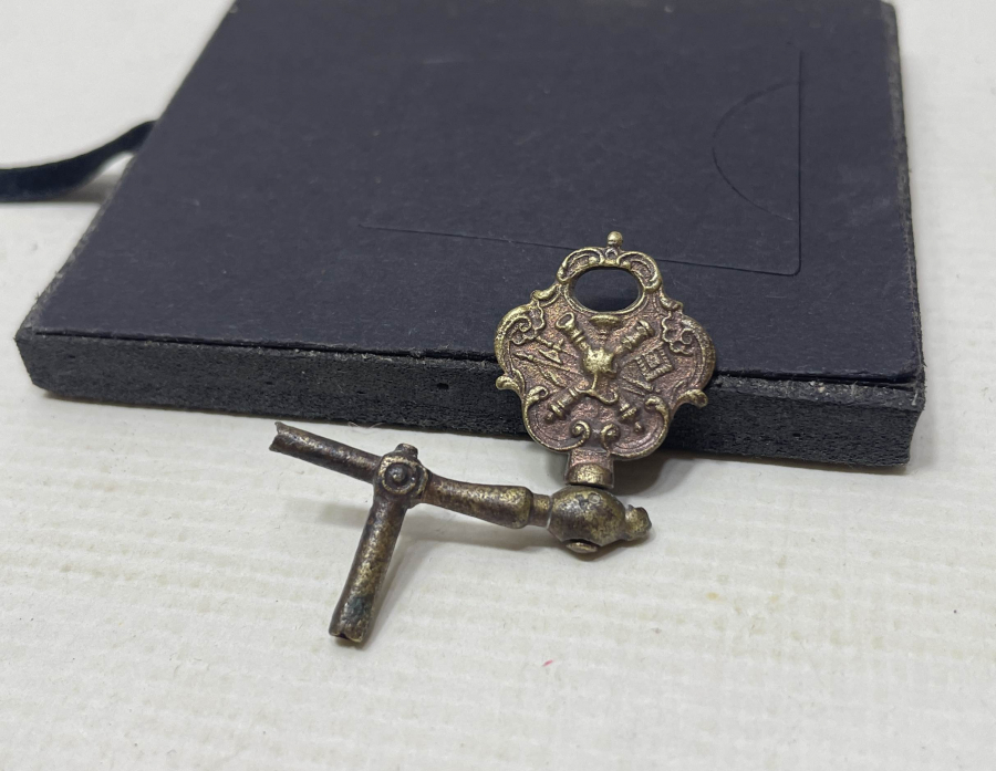 ÜZERİNDE OSMANLI DEVLET ARMASI FORMUNDA TOPÇU ARMASI BULUNAN ÇOK NADİR SUBAY PRİOR CEP SAATİ ANAHTARI