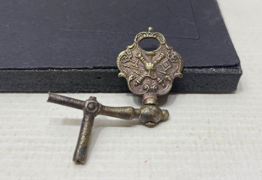 ÜZERİNDE OSMANLI DEVLET ARMASI FORMUNDA TOPÇU ARMASI BULUNAN ÇOK NADİR SUBAY PRİOR CEP SAATİ ANAHTARI