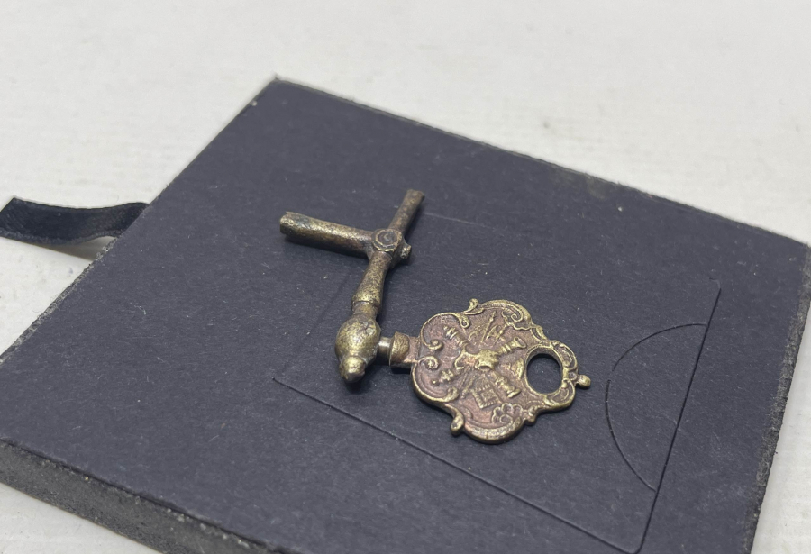 ÜZERİNDE OSMANLI DEVLET ARMASI FORMUNDA TOPÇU ARMASI BULUNAN ÇOK NADİR SUBAY PRİOR CEP SAATİ ANAHTARI