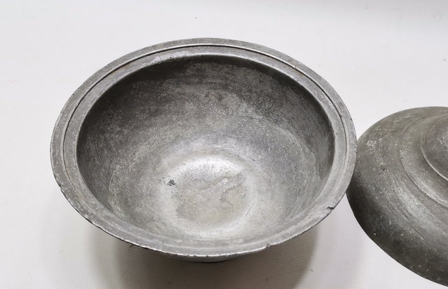 MAHMUT PAŞA VAKFININ YÖNETİCİSİNE AİT NADİR KAPAKLI SAHAN