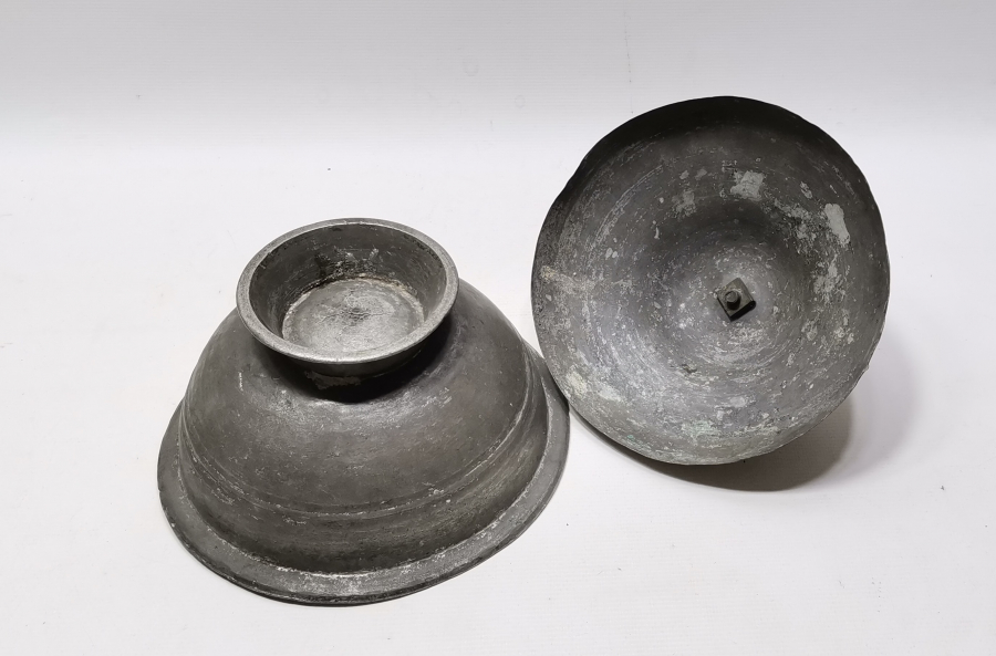 MAHMUT PAŞA VAKFININ YÖNETİCİSİNE AİT NADİR KAPAKLI SAHAN