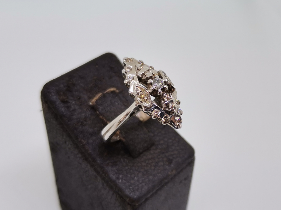 MEKİK FORMUNDA YAPILMIŞ PIRLANTA TAŞLI ANTİKA YÜZÜK