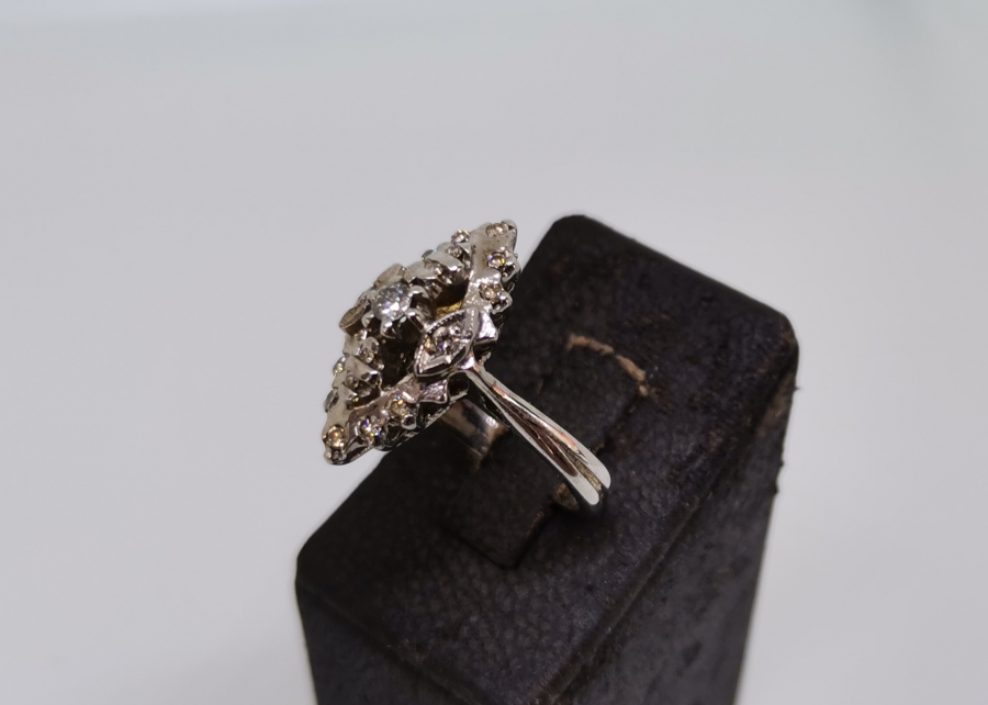 MEKİK FORMUNDA YAPILMIŞ PIRLANTA TAŞLI ANTİKA YÜZÜK