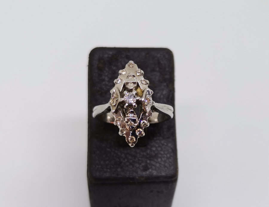 MEKİK FORMUNDA YAPILMIŞ PIRLANTA TAŞLI ANTİKA YÜZÜK