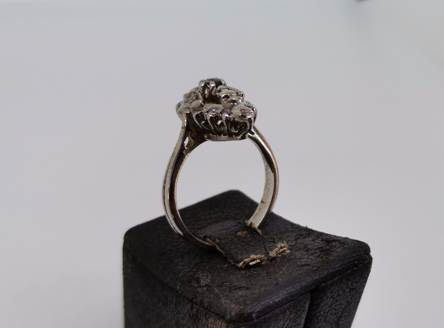 MEKİK FORMUNDA YAPILMIŞ PIRLANTA TAŞLI ANTİKA YÜZÜK